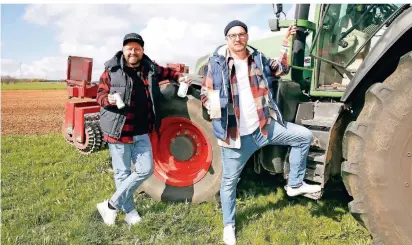  ?? FOTO: D. STANIEK ?? Moritz Gärtner (l.) und Philip Beuters mit den Wegesrand-Produkten. Hanf und Dinkel werden auf dem Beuters-Hof selbst angebaut. Der Gin wird in Schwalmtal gebrannt.