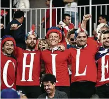  ?? Yuri Kadobnov - 25.jun.2017/AFP ?? Torcedores do Chile no jogo contra a Austrália, em Moscou