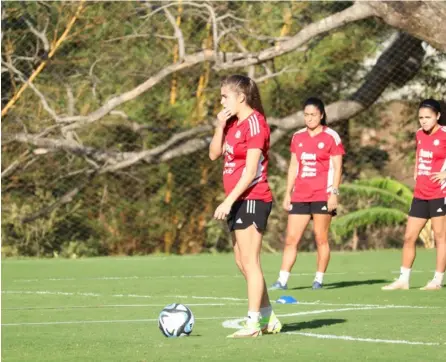  ?? fEDEfÚTbOl ?? Alexa Herrera (primer plano), Mariana Benavides y Alexandra Pinell forman parte de la Sele.