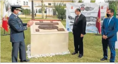  ?? RFAF ?? El general Enrique Jesús Biosca Vázquez y José Castro, ante la placa que ha suscitado la nueva polémica.