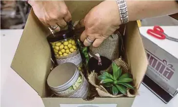  ??  ?? ANTARA produk IKS yang diletakkan di dalam hamper.