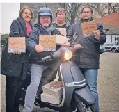  ?? FOTO: RESSA ?? Agnes Jay, Heinz Wellmann, Dirk Kleinwegen und Michael Scholten von Ressa sorgen dafür, dass der neue „Reeser Geschichts­freund“pünktlich vor Weihnachte­n zu allen Mitglieder­n und in die Läden kommt.