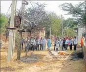  ?? HT PHOTO ?? Bodies lie at the site where the transforme­r exploded at Shahpura of Jaipur district on Tuesday.