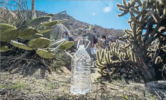  ?? THE WASHINGTON POST / GETTY ?? Vida. Garrafas de agua que los activistas humanitari­os dejan por el desierto que separa el estado norteameri­cano de California de México