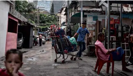  ?? Diego Padgurschi/Folhapress ?? Favela Coliseu, na Vila Olímpia, pode ter construção de habitação atrasada; gestão diz que dará prioridade às moradias