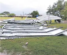  ??  ?? DAÑO. El techo de aulas y galeras quedó tirado en el suelo.