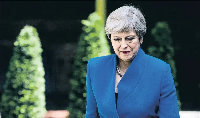  ?? WILL OLIVER / EFE ?? La primera ministra britànica, Theresa May, arriba al número 10 de Downing Street després de reunir-se amb la reina Elisabet II