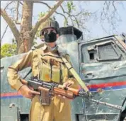  ?? WASEEM ANDRABI/HT PHOTO ?? A police man stands guard in Srinagar on Thursday. Separatist­s called for a shutdown in response to the murder of journalist Shujaat Bukhari and killings of civilians.