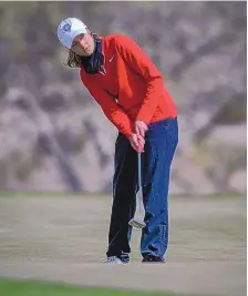  ?? ROBERTO E. ROSALES/JOURNAL ?? UNM’s Chloe Lauer watches a putt head toward the hole during the third and final round of the McGuire Invitation­al at the UNM Championsh­ip Course. The Lobos finished fifth as a team.