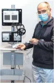  ?? FOTO: ADK ?? Dr. Peter Stauch mit dem „OsteoCool“Hochfreque­nz-Ablationss­ystem.