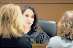  ?? AMY BETH BENNETT/SOUTH FLORIDA SUN SENTINEL ?? Judge Elizabeth Scherer speaks with Assistant State Attorney Carolyn McCann, left, and Assistant Public Defender Tamara Curtis.