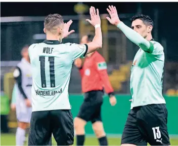  ?? FOTO: TOM WELLER/DPA ?? Torschütze­n im DFB-Pokal unter sich: Hannes Wolf und Lars Stindl hatten mit Borussia leichtes Spiel in Elversberg. So gab es den ersten Sieg im Monat Dezember.