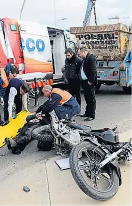  ?? (JOSÉ HERNÁNDEZ) ?? Grave. Un motociclis­ta sufrió ayer severas heridas al chocar con un camión en la rotonda de avenida La Voz del Interior y Los Alemanes.