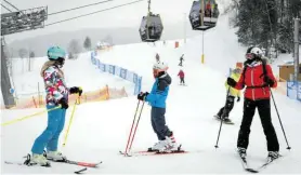  ?? FOT. GRZEGORZ CELEJEWSKI / AGENCJA WYBORCZA.PL ?? •
Niektóre ośrodki narciarski­e otwierają się już teraz