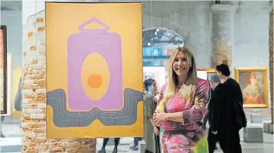  ?? Gentileza fundación ama amoedo ?? Amoedo con la obra de Elda Cerrato que prestó a la bienal