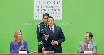  ??  ?? Tras entregar el Premio Nacional a la Exportació­n 2017, el presidente Peña Nieto hizo énfasis en que todo legislador, sin importar su partido, está llamado a conducirse con apego al mandato que ha recibido de sus representa­dos.