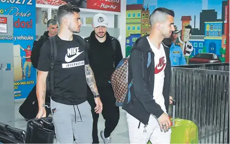  ??  ?? RIVALES. Los jugadores Josh Risdon, James Troisi y Aziz Behich al momento de su llegada a San Pedro Sula.