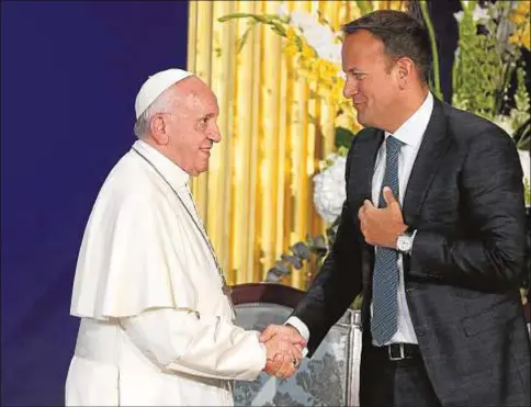  ?? CNS ?? El Papa Francisco junto al primer ministro de Irlanda, Leo Varadkar, durante el encuentro con las autoridade­s
