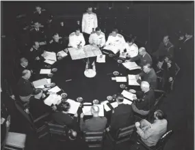  ??  ?? ▼ на адным з пасяджэння­ў Патсдамска­й канферэнцы­і. 1945 год