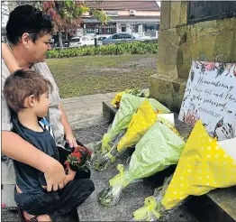  ?? Picture: EUGENE COETZEE ?? SAD REMINDER: Charlotte and Kenzo Share were among those who went to Memorial Square in Knysna yesterday to lay wreaths for victims of the fire