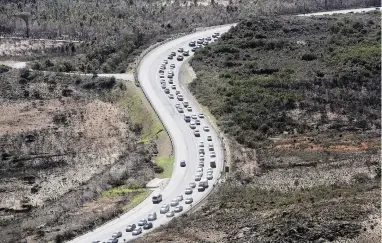  ?? PICTURE: DAVID RITCHIE ?? HOMEWARD BOUND: Hundreds of cars on their way home to Cape Town via Sir Lowry’s Pass after the Easter weekend.