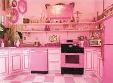  ?? BEVERLY GRIFFITH ?? Beverly Griffith’s kitchen is designed in hot pink.