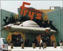  ?? ROBBIN GODDARD — LOS ANGELES TIMES ?? Customers at Fry’s Electronic­s in Burbank are welcomed by a crashed flying saucer.