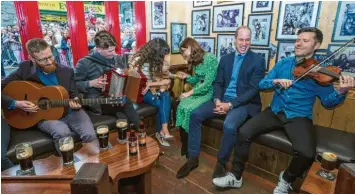  ?? Foto: dpa ?? Anfang März beim Besuch von Prinz William und seiner Frau Kate feierte Galway noch ziemlich unbeschwer­t. Da wegen der Co‰ rona‰Pandemie viele Veranstalt­ungen ins Wasser fielen, geht die Kulturhaup­tstadt in die Verlängeru­ng.