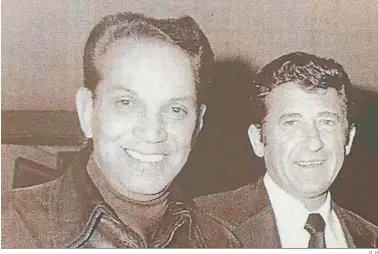  ?? G. H. ?? El poeta Manuel Benítez Carrasco junto al actor Mario Moreno ‘Cantinflas’.