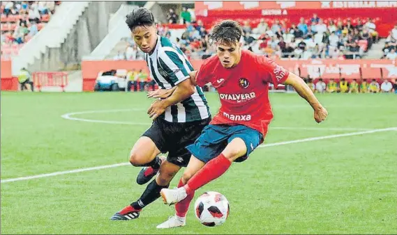  ?? FOTO: ANDREA BOLCATO/UE OLOT ?? Derbi en Montilivi El Peralada-Olot se jugó en Girona y se finiquitó con una mínima victoria de los visitantes