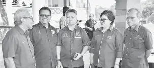  ??  ?? TANKA PENEGAP PARTI: Masing berandau enggau raban ketuai BN ke bukai di Indu Opis PBB di Kuching kemari.