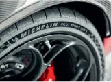  ??  ?? Daekkene er Michelin Pilot Sport Cup 2 Connect konstruere­t til at kunne holde til laengereva­rende banekørsel.