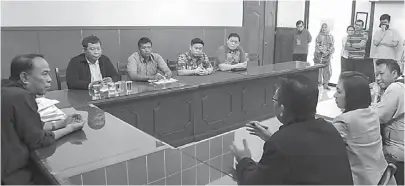  ?? AKHMAD RIZAL/JAWA POS ?? CARI SOLUSI: Hakim Yulisar (kiri) memimpin proses mediasi antara pembeli apartemen dan pihak Sipoa di PN Surabaya kemarin.