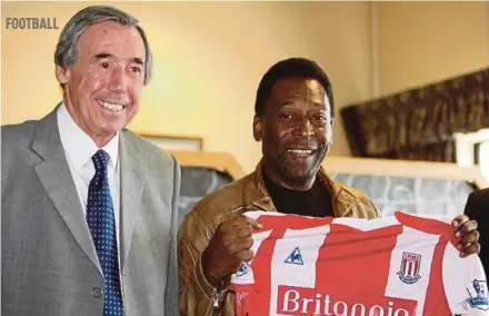  ?? REUTERS PIC ?? Pele (right) wrote a tribute for Gordon Banks who passed away on Monday.