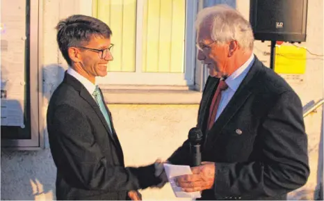  ?? FOTO: CHRISTOPH WARTENBERG ?? Bürgermeis­terstellve­rtreter Horst Arndt (rechts) gratuliert Jochen Fetzter zur Wiederwahl.