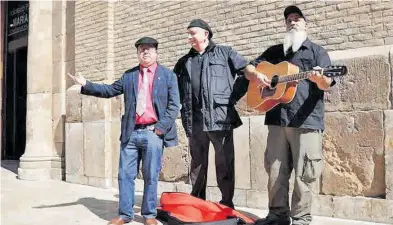  ?? ÁNGEL DE CASTRO ?? Los integrante­s de Puturrú de Fuá: Curro Fatás, Pepe Gros (en el centro) y Leo Susana.