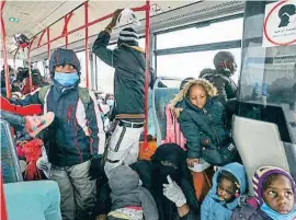  ?? MAHMUD TURKIA / AFP ?? Migrants del Níger a punt de ser repatriats per via aèria des de Líbia