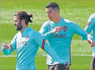  ??  ?? Sergio Oliveira y Cristiano Ronaldo, en un entrenamie­nto de la selección portuguesa.