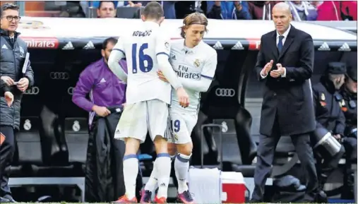  ??  ?? QUERIDO. Modric regresó a los terrenos de juego un mes después de su operación. Fue recibido con una sonora ovación por parte de la afición.