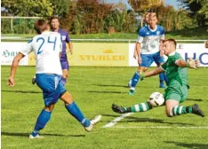  ?? Foto: Norbert Staub ?? Langerring­ens Mario Mueller scheitert hier an Keeper Stephan Heckel. Am Ende gewannen die Gastgeber 4:3 in einem turbulente­n Derby.