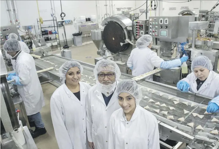  ?? SHAUGHN BUTTS ?? Noorudin Jiwani and his daughters Aliya, left, and Khadija are surrounded by the samosa production line at Aliya’s Foods.