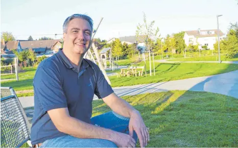  ?? FOTO: JULIA FREYDA ?? Von seinem Haus im Neubaugebi­et würde der kurze Weg zum Arbeitspla­tz im Rathaus für Steffen Tomaschko über den neuen Spielplatz führen.