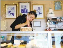  ?? Dania Maxwell Los Angeles Times ?? AMALFITANO Bakery, a neighborho­od favorite, sells Italian and American delicacies. Mikayla Gazeley decorates a cake.