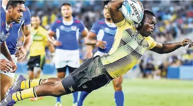  ?? CONTRIBUTE­D ?? Jamaica Crocs’ Reinhardo ‘Rhino’ Richards scoring Jamaica’s lone try against Samoa in Commonweal­th Games Rugby Sevens action on the Gold Coast, Australia on Saturday, April 14.