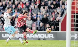  ??  ?? Southampto­n’s Manolo Gabbiadini, right, scores against West Ham.