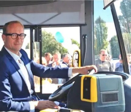  ??  ?? Bussen van De Lijn zijn 1.110 keer betrapt op te snel rijden in 2016. “Dat klinkt veel”, zegt Vlaams minister van Mobiliteit Ben Weyts, “maar De Lijn staat wel in voor 30.000 ritten per dag.”
FOTO BELGA