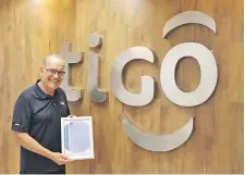  ?? ?? Carlos Blanco, director general de Tigo Paraguay, recibió la certificac­ión en un acto que tuvo lugar en las oficinas de Tigo.