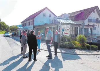  ?? FOTO: DANNER / SBO) ?? Jürgen Grässlin (rechts) beantworte­t auf dem Weg zur Aktionärsv­ersammlung von Heckler & Koch in Glatt den Vertretern der Medien noch Fragen. Einige Polizeibea­mte haben den Veranstalt­ungsort im Blick.