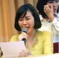  ??  ?? Tan breaks down as she reads her husband’s letter, as Ahok’s sister Fify Letty Indra stands behind her.