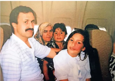  ?? FOTO: SALZGEBER ?? Enver Simsek, dessen Frau Adile und ihre Kinder auf einem undatierte­n Familienfo­to. Simsek wurde am 9. September 2000 ermordet.